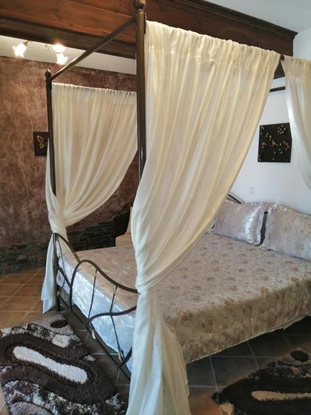 Guesthouse Athanasiou Káto Loutrákion エクステリア 写真